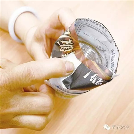 报纸交接处折向内 报纸交接处折向内