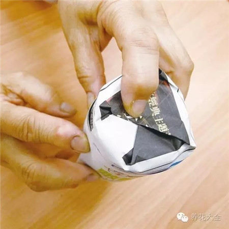 沿着玻璃瓶继续向内折 沿着玻璃瓶继续向内折