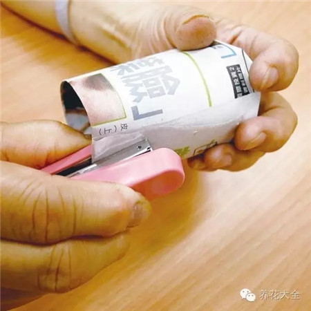 以钉书机将交接处钉合 以钉书机将交接处钉合