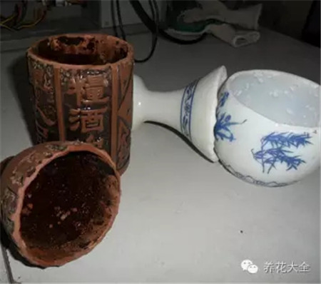 分开的瓶子