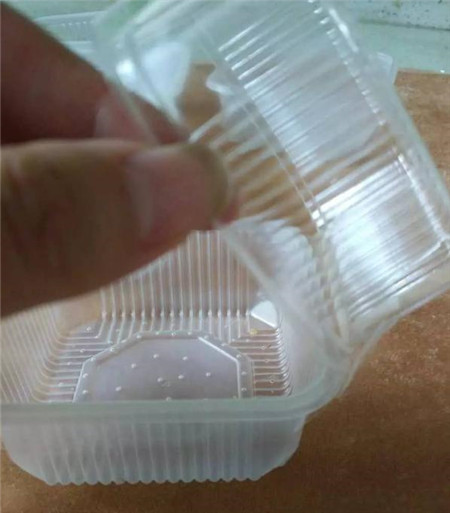 将两个月饼盒对扣