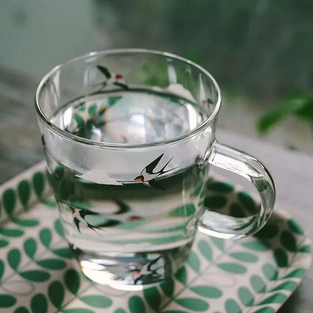 2,准备一个干净的容器,装上水,自来水就行~最好是已经晾了1~2天的