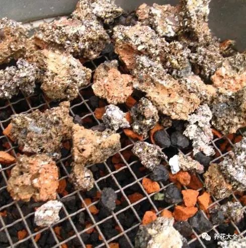 2、用锤子等工具把煤渣砸碎，最好是能砸成小拇指肚大小的颗粒。
