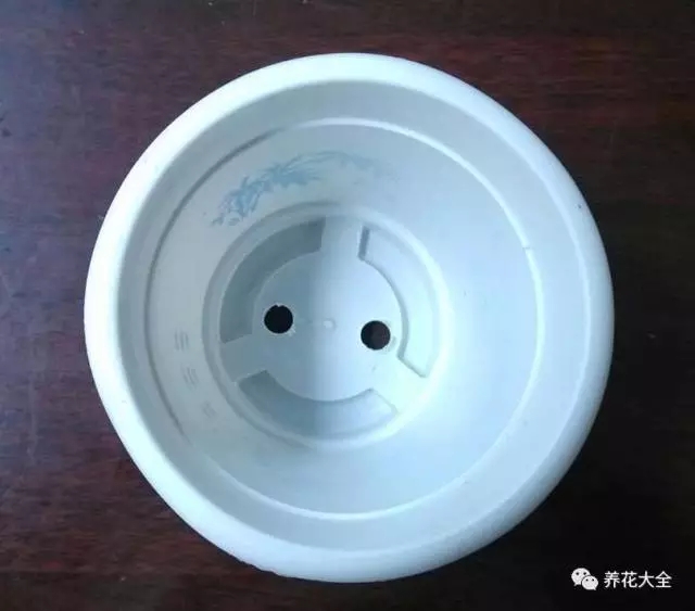 2、泡完了之后就用锤子之类的把它打碎，最好是能打成蚕豆状的大小。筛子筛一下，然后大的放在一边，小的放在另外一边。